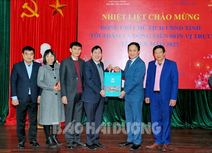 Đồng chí Chủ tịch UBND tỉnh Triệu Thế Hùng thăm, tặng quà một số đơn vị trực tiếp phục vụ Tết 